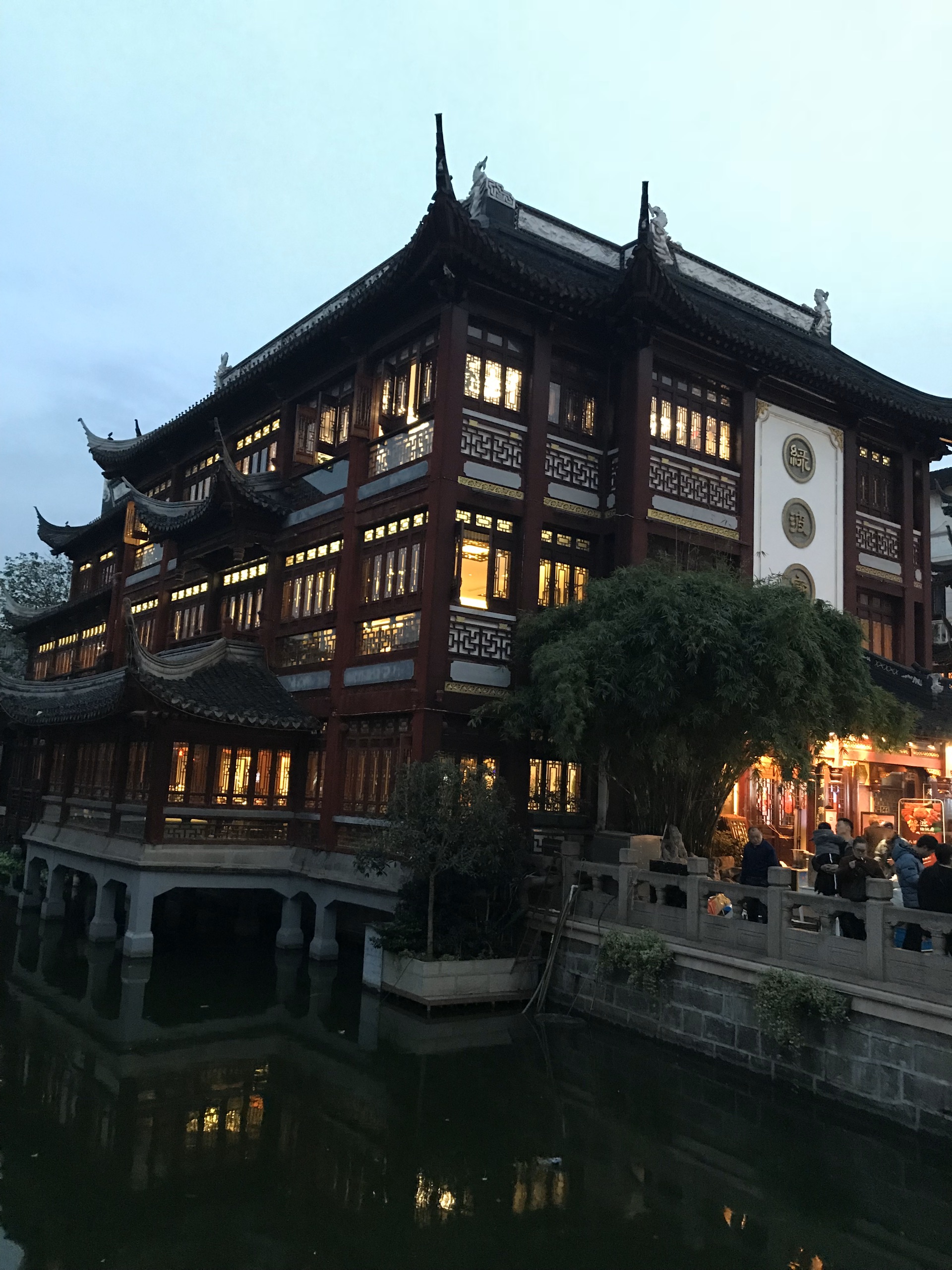 上海城隍庙九曲桥夜景图片